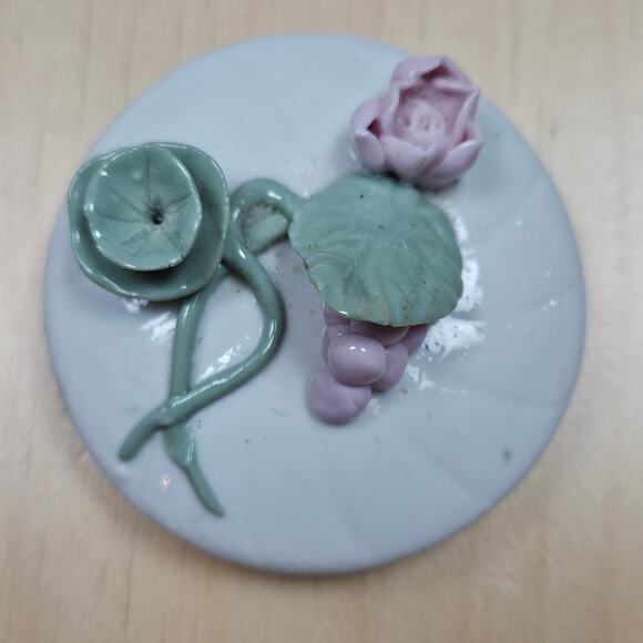 Trinket Box White Porcelain Lily Pad & Flowers onTop 2.75 x 1.5 inches Enesco - Picture 3 of 7